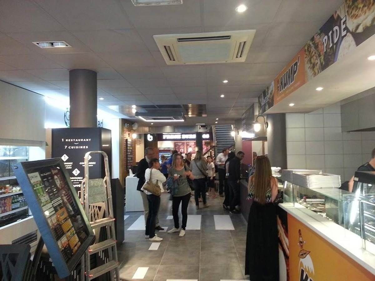 Comptoirs et vitrines de stands dans un food court à Reims