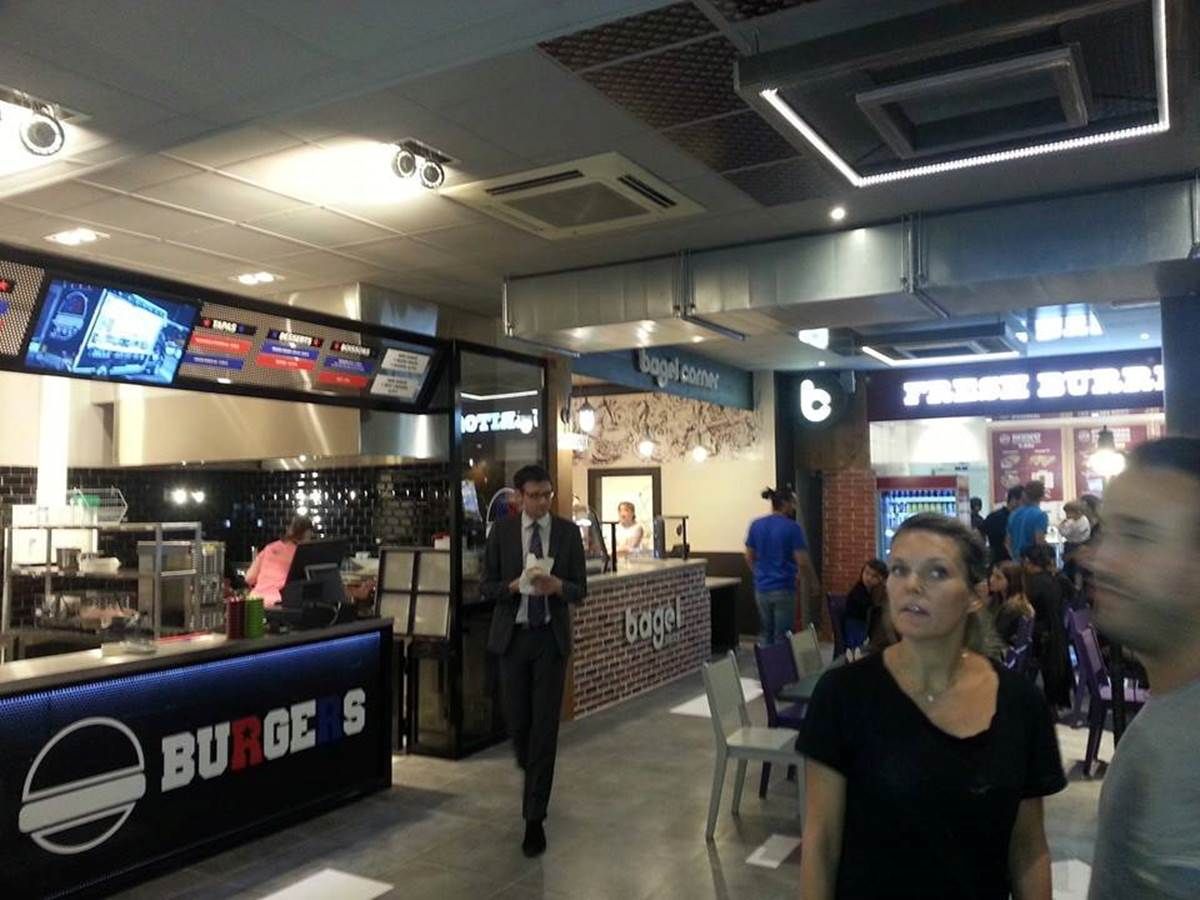 Stands de burgers et de bagels dans le food court Food Avenue à Reims