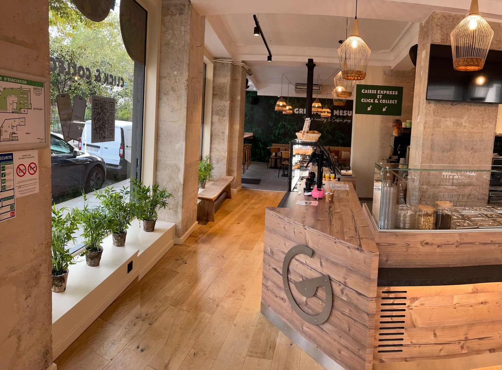 Comptoir en bois sur mesure à l'entrée d'un restaurant