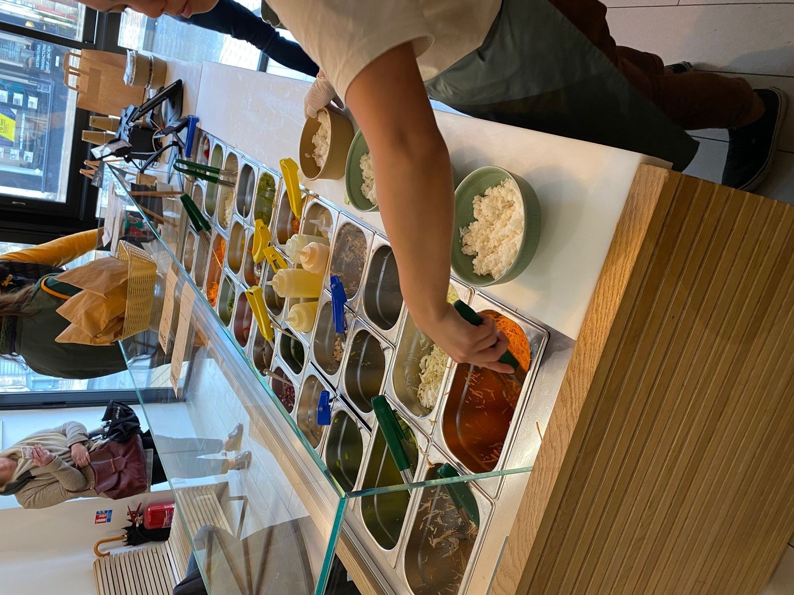 Ligne de composition de poké bowls à bacs GN réfrigérés, restaurant Heiko
