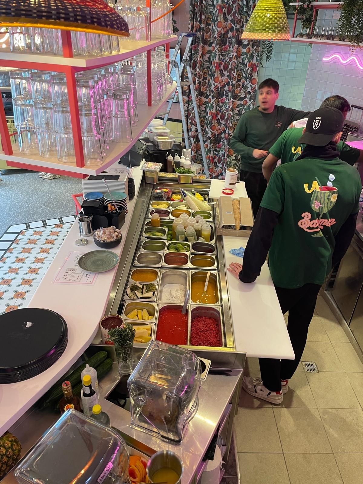 Poste de préparation sur mesure à bacs réfrigérés dans un restaurant de franchise
