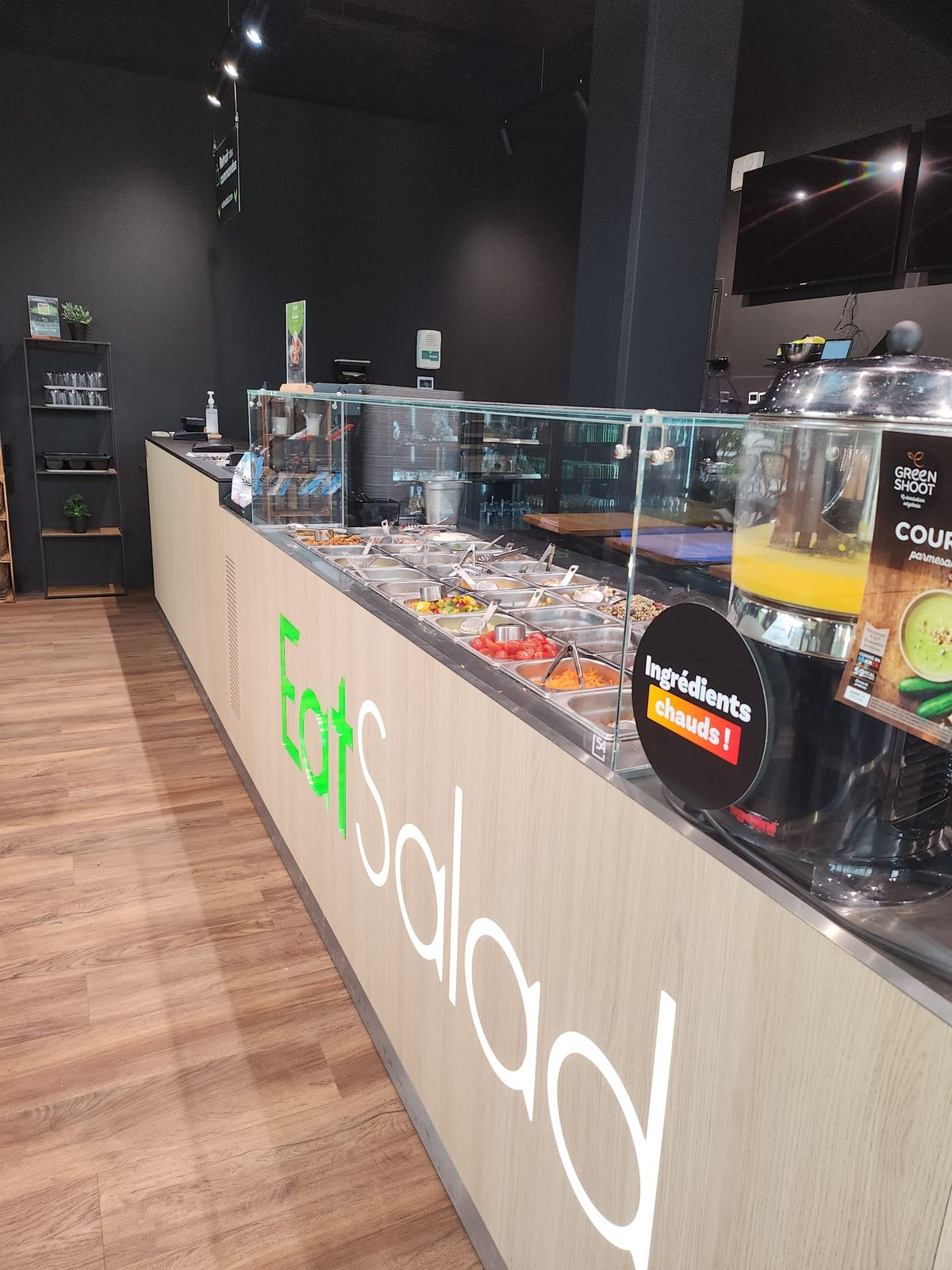 Ligne de service réfrigérée d'un salad bar en franchise