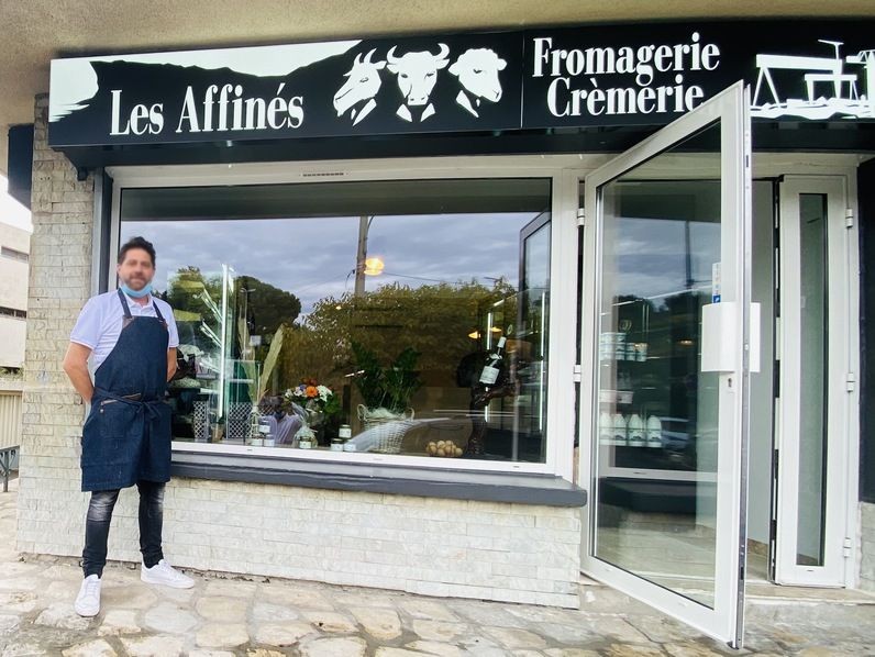 Le fromager devant sa fromagerie-crémerie Les Affinés à La Ciotat