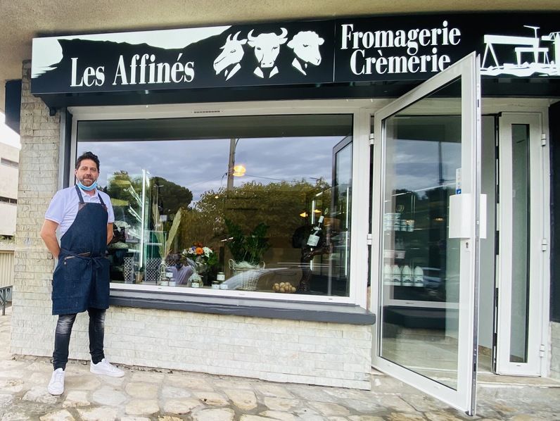 Le fromager devant sa fromagerie-crémerie Les Affinés à La Ciotat
