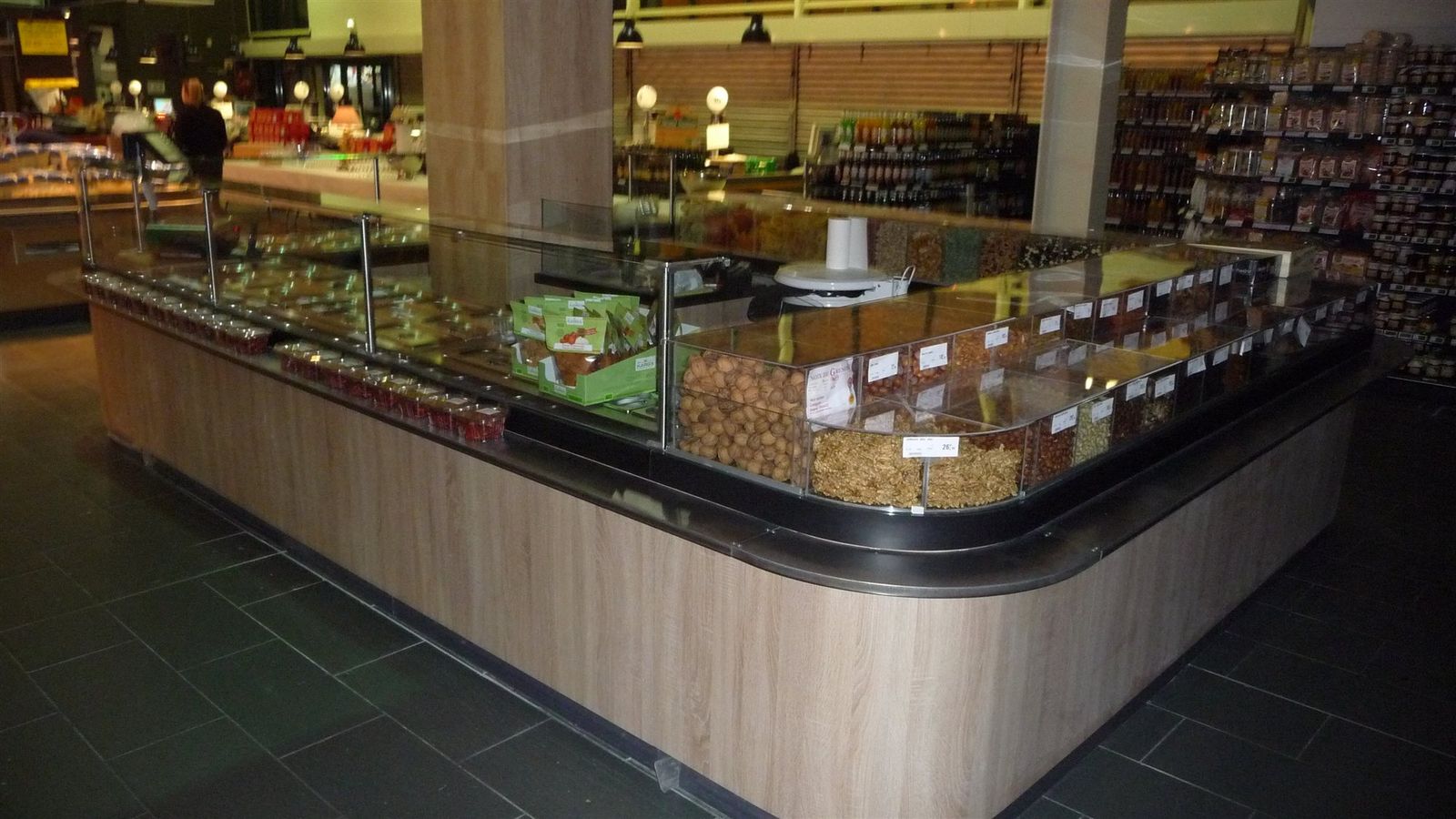 Îlot réfrigéré sur mesure pour olives et traiteur en magasin Grand Frais
