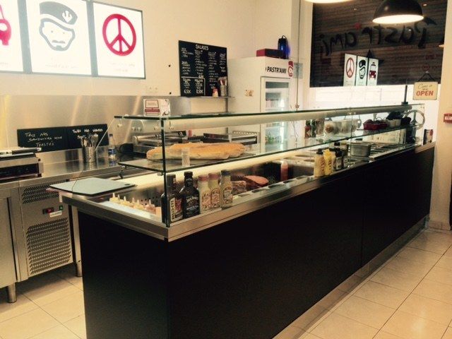 Comptoir à toppings sous vitrage du restaurant Kalfon Pastrami à Strasbourg