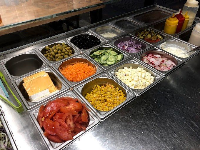 Comptoir de préparation froid avec bacs GN de crudités, olives, fromage et sauces
