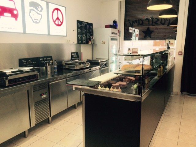 Comptoir de snack avec vitrage, plancha et tables réfrigérées en inox