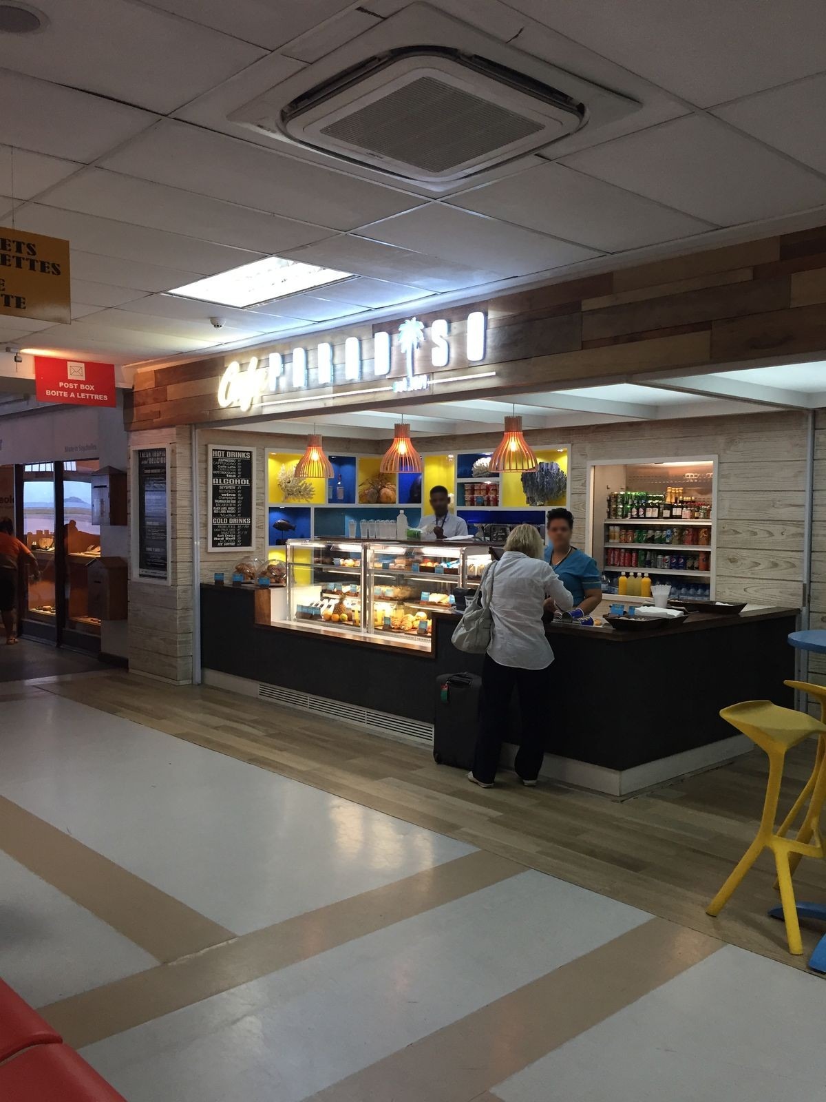 Comptoir et vitrines réfrigérées du Café Paradiso à l’aéroport de Mahé