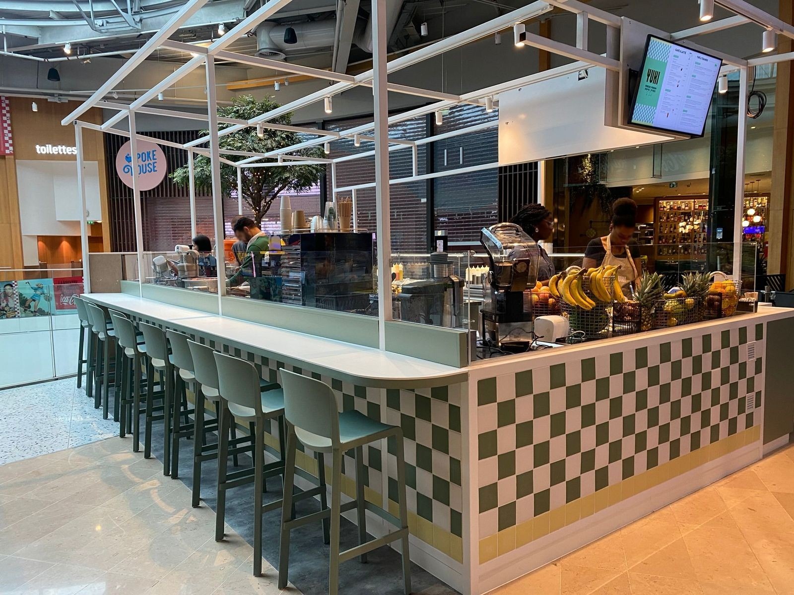 Comptoir de kiosque avec tabourets hauts pour consommer sur place