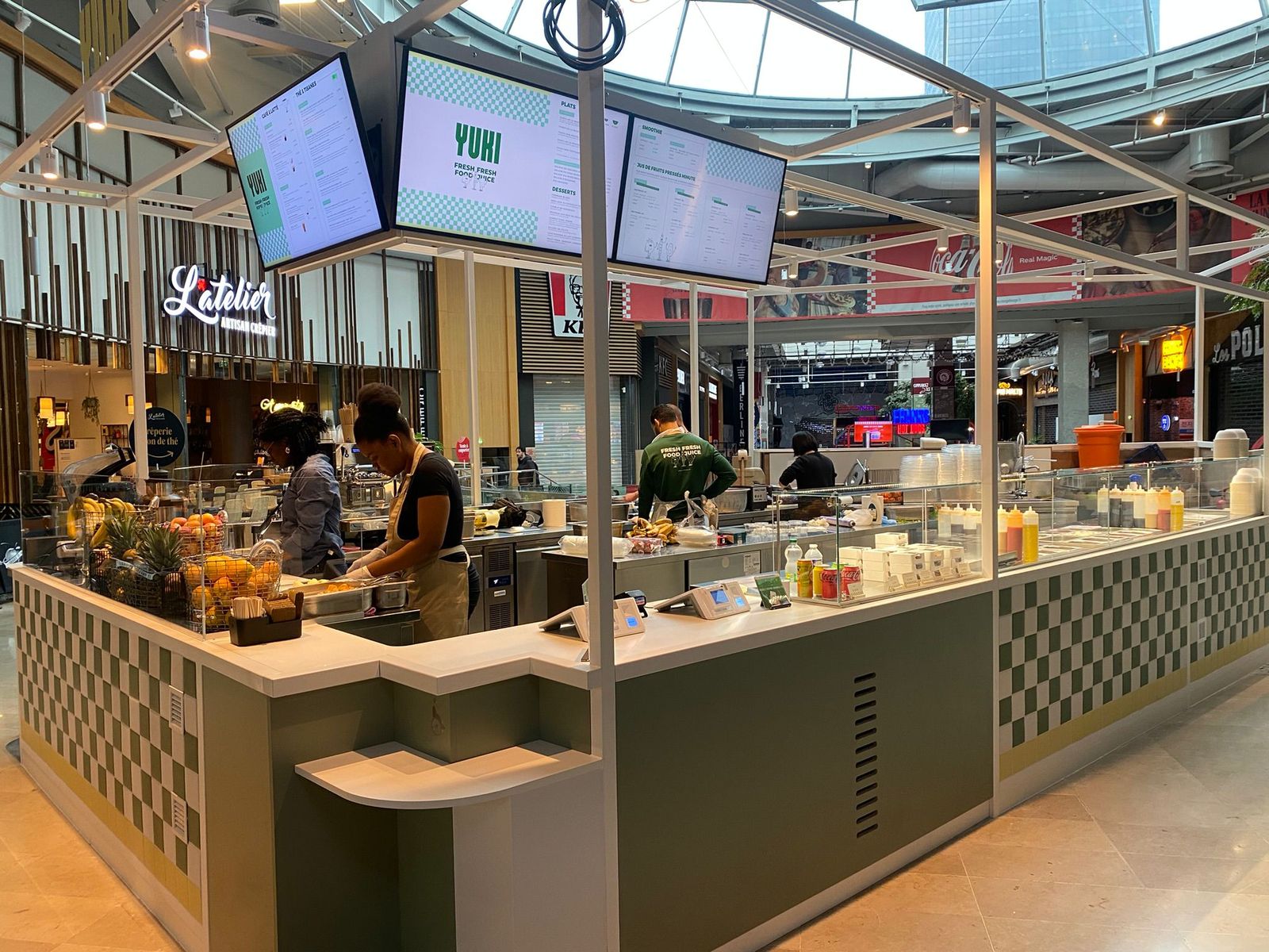 Kiosque de poké bowl sur mesure en îlot sous la verrière d’un centre commercial à La Défense
