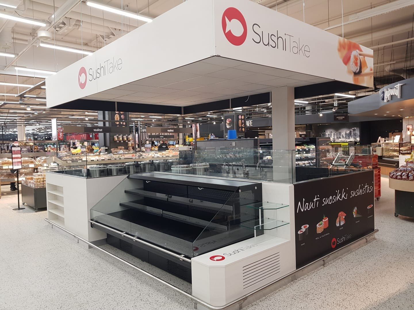 Kiosque à sushis SushiTake en îlot dans un hypermarché avec vitrines réfrigérées étagées