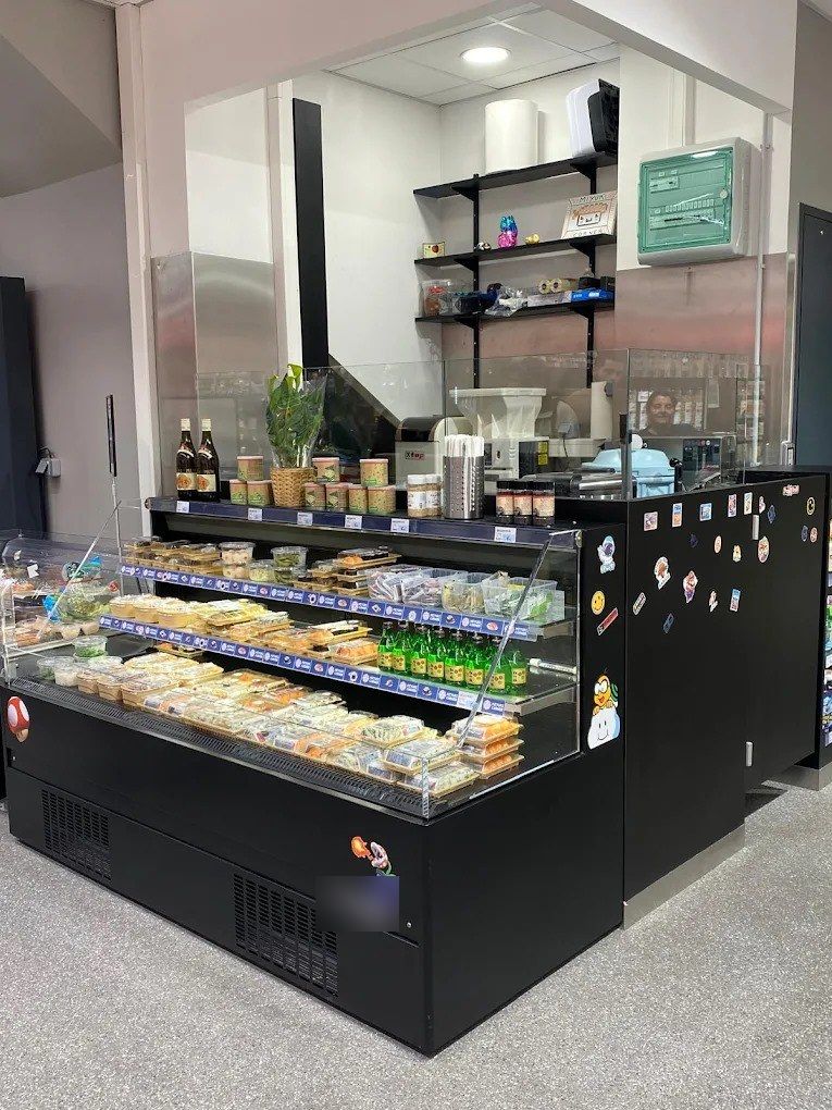 Kiosque à sushis compact avec vitrine murale libre-service noire et poste de préparation vitré