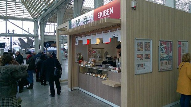 Kiosque à bentos Ekiben en gare avec vitrine réfrigérée et habillage bois