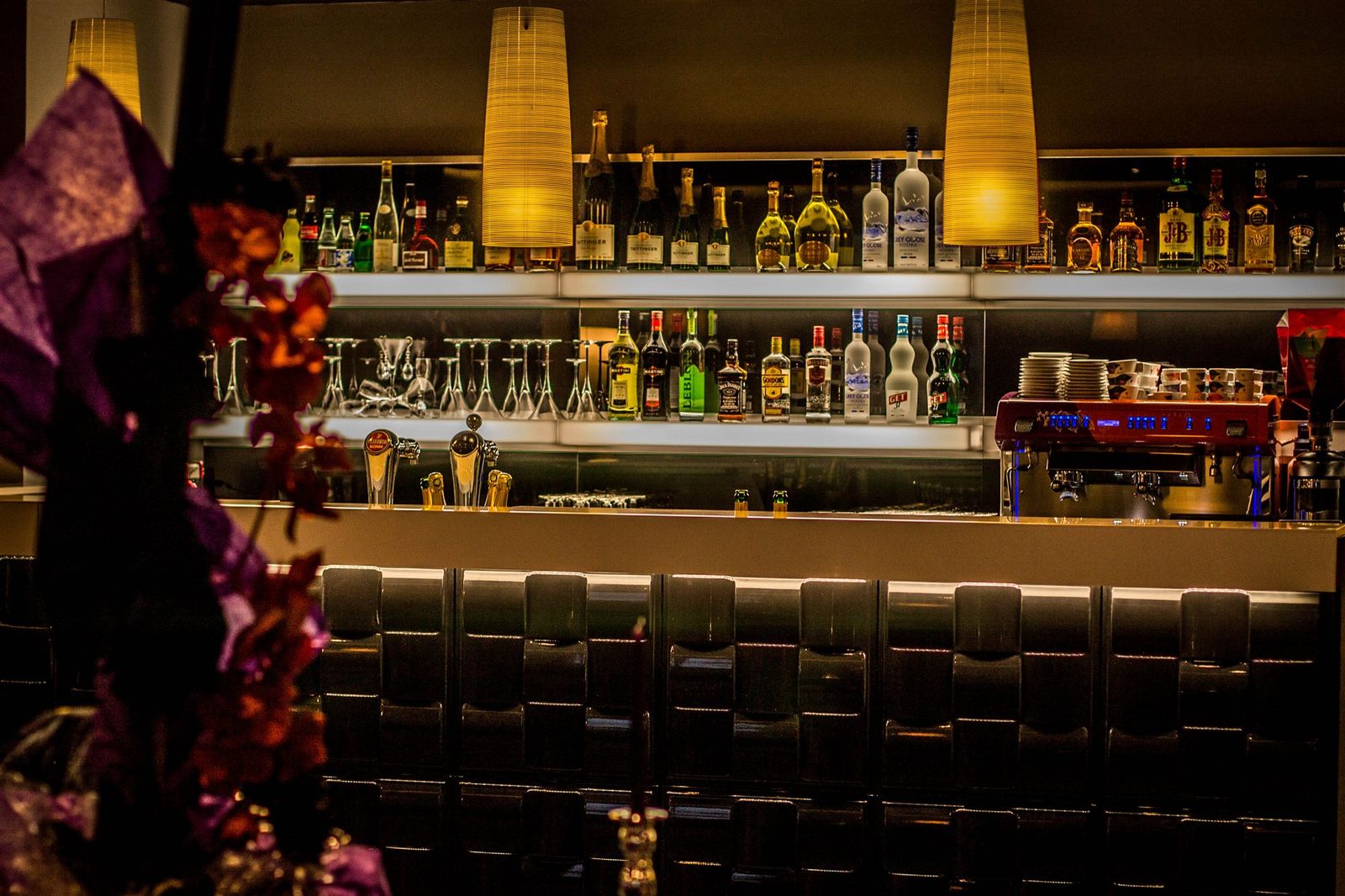 Bar lounge Le Krystal : comptoir et étagères à bouteilles éclairées