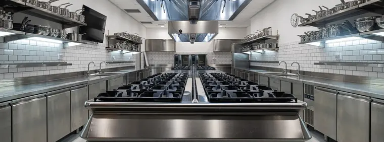 Ligne de cuisson centrale et agencement inox de cuisine professionnelle