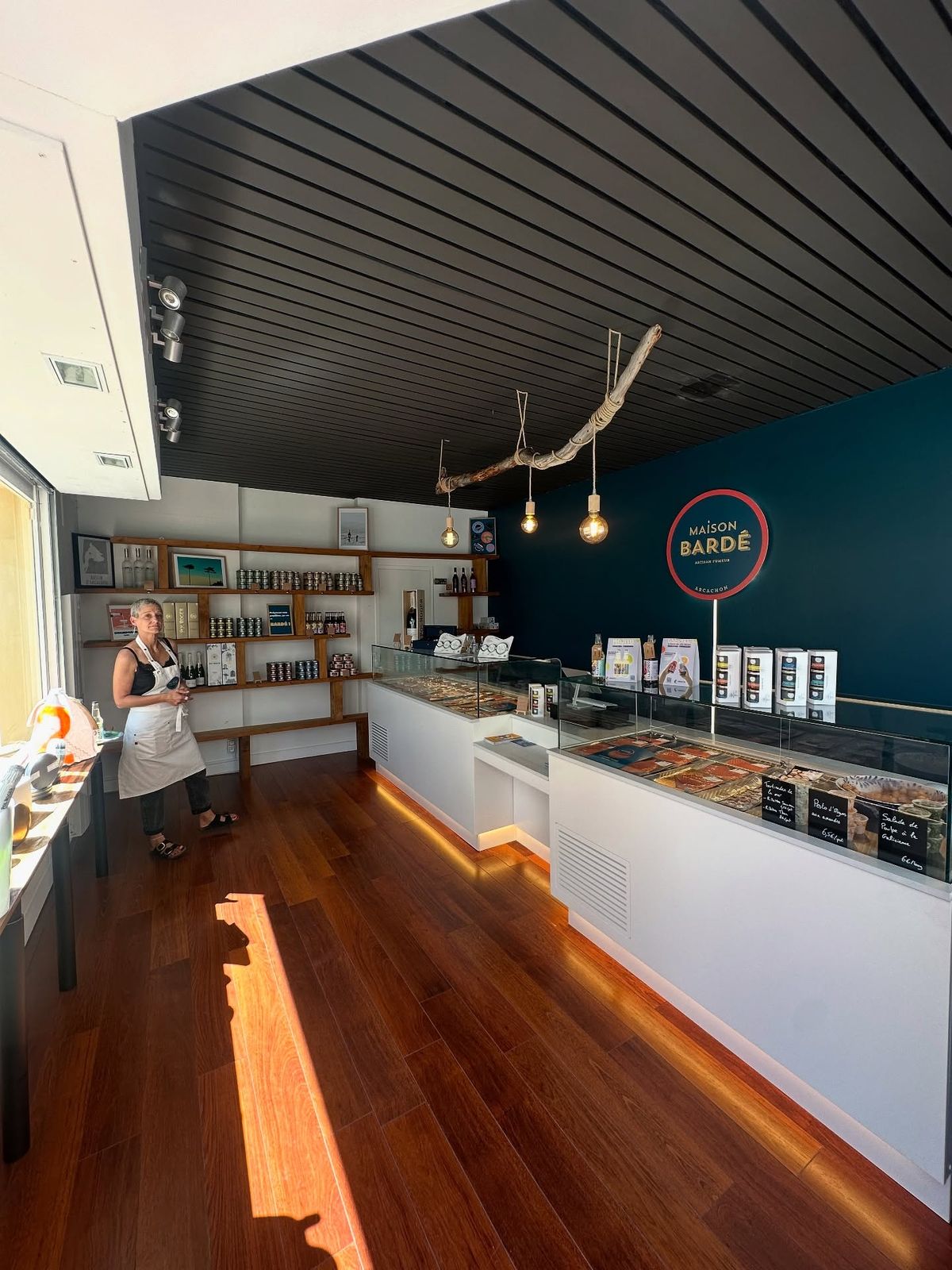 Boutique Maison Bardé à Arcachon : comptoir réfrigéré de saumon fumé et étagères en bois