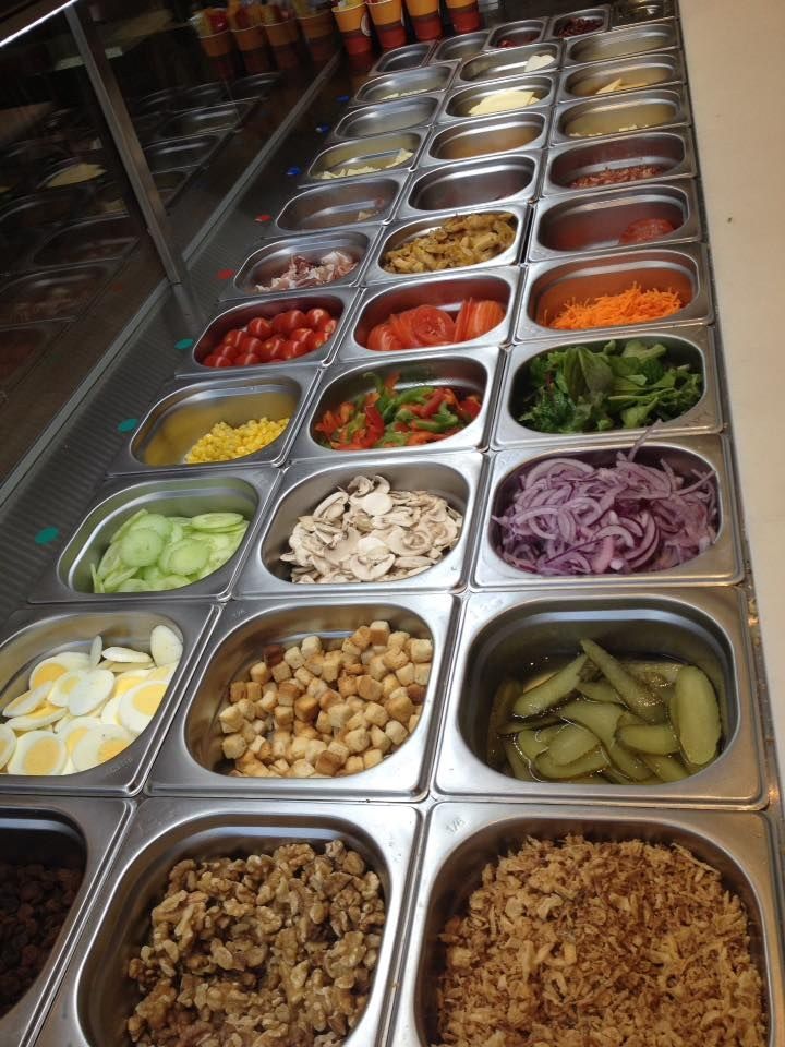 Meuble à toppings réfrigéré avec bacs GN de crudités, œufs, champignons et oignons