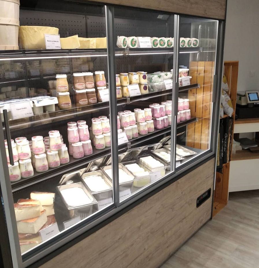 Murale réfrigérée de crèmerie avec yaourts, beurres et fromages frais