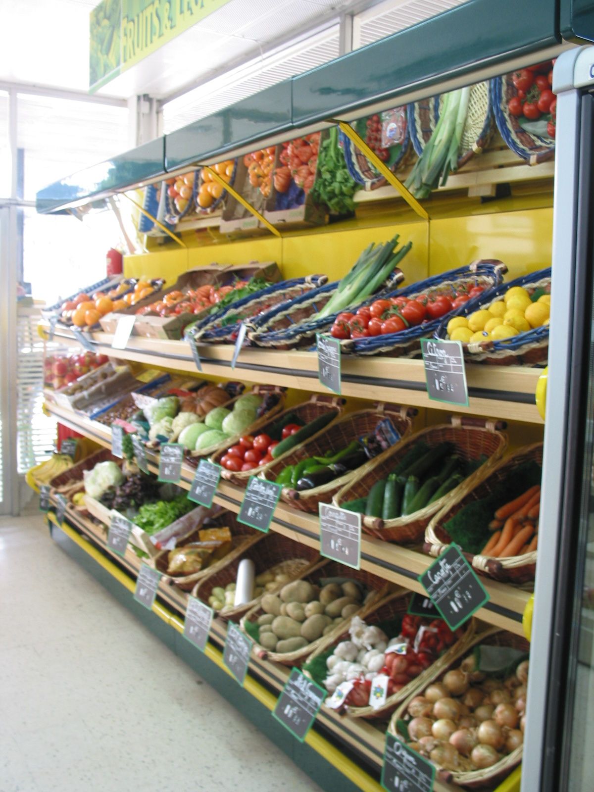 Murale fruits et légumes d’une supérette de proximité