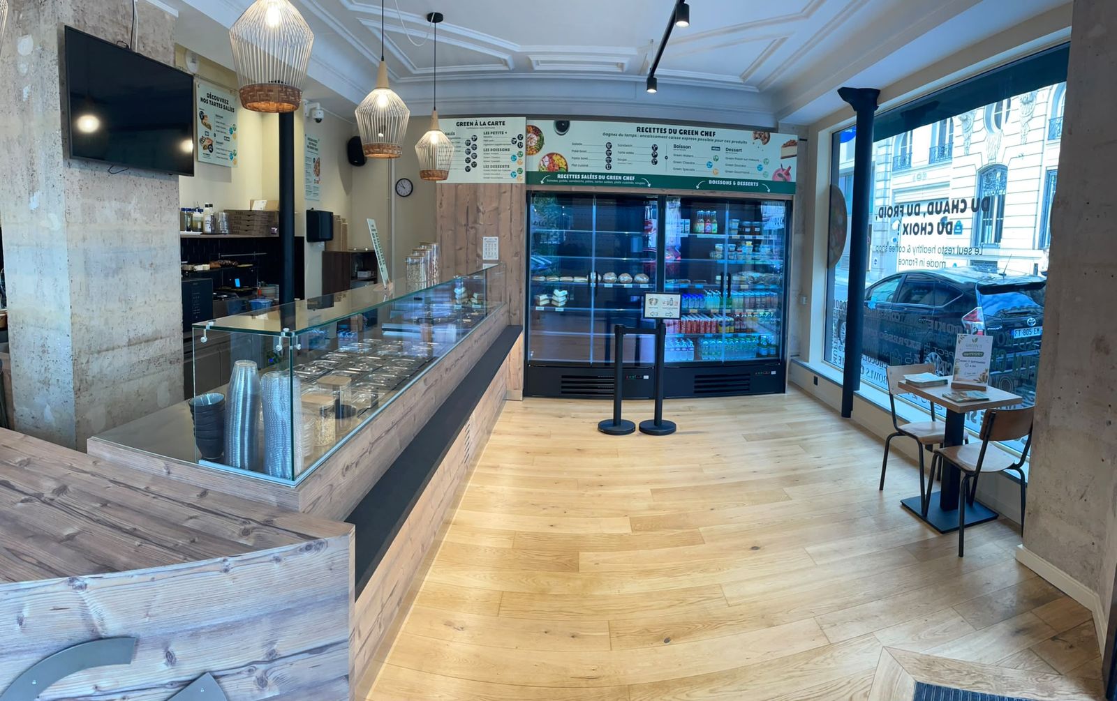 Murale réfrigérée libre-service pour boissons et plats à emporter au fond d’un coffee shop parisien