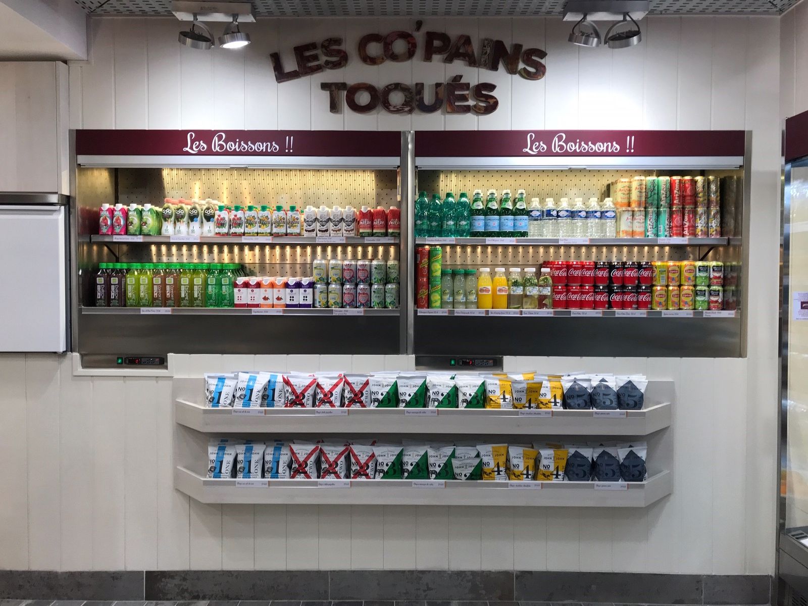 Murale réfrigérée libre-service pour boissons fraîches dans un snack, avec présentoir à chips