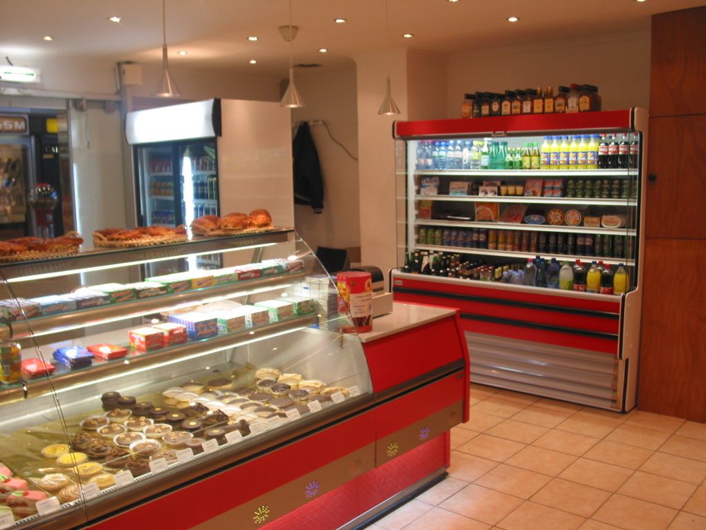 Murale réfrigérée libre-service remplie de boissons fraîches et de produits snacking