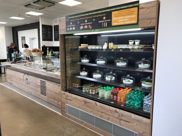 Murale réfrigérée libre-service avec salades prêtes et boissons dans un salad bar à Lyon