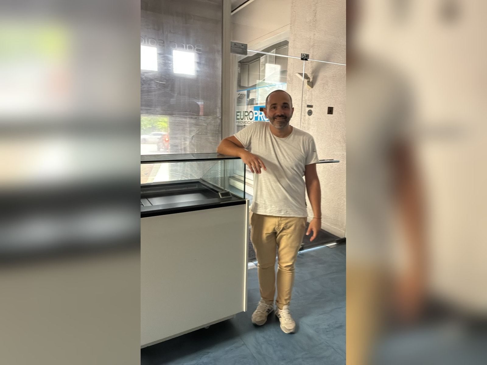 Emiliano, client EMME, dans les bureaux d'Europrojet