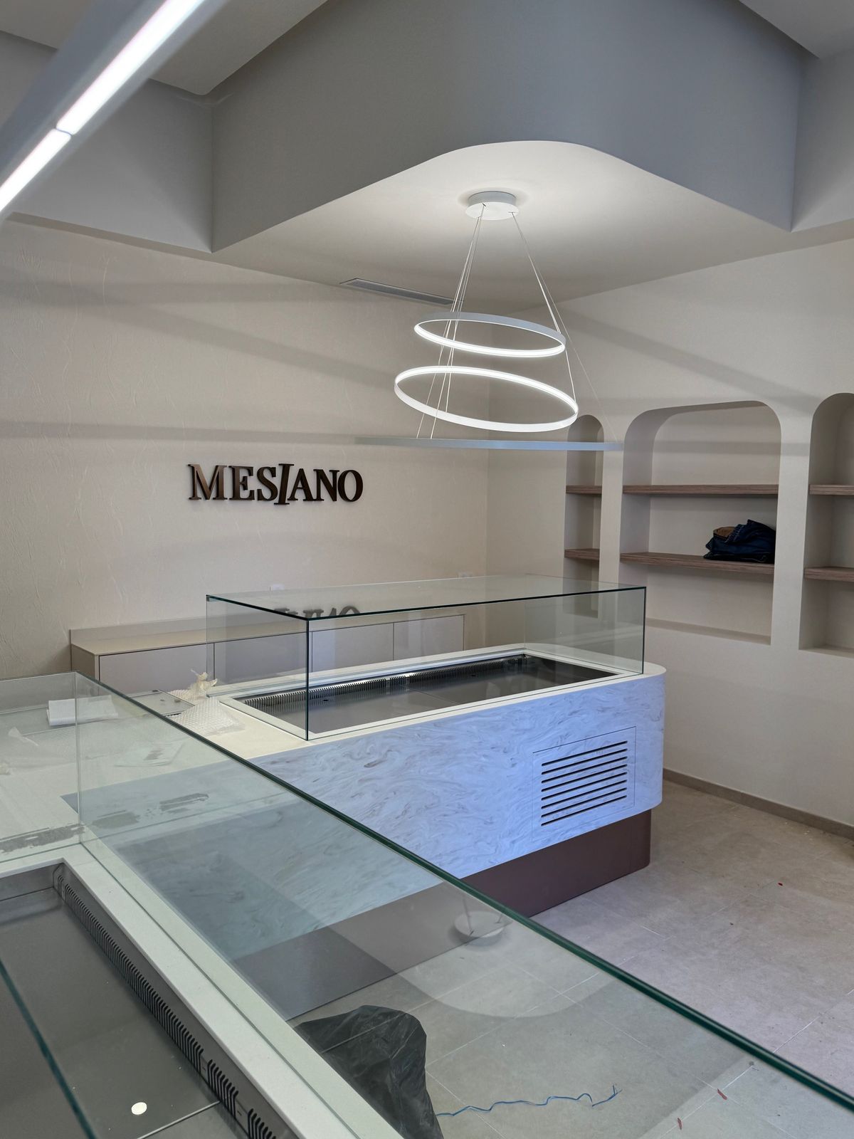 Boutique de la pâtisserie Mesiano avec comptoir vitré avant l’ouverture