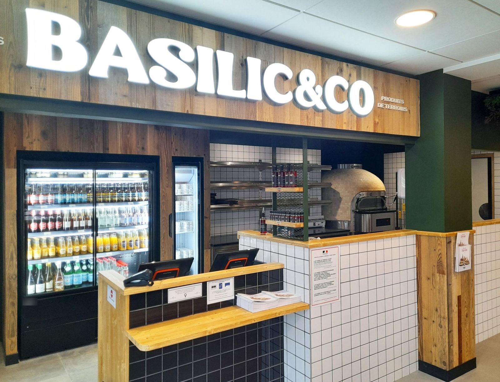 Pizzeria de la franchise Basilic and Co : comptoir de commande, murale à boissons et four