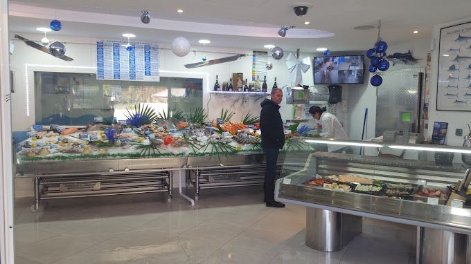 Poissonnerie avec grand étal à glace décoré et vitrine réfrigérée traiteur de la mer