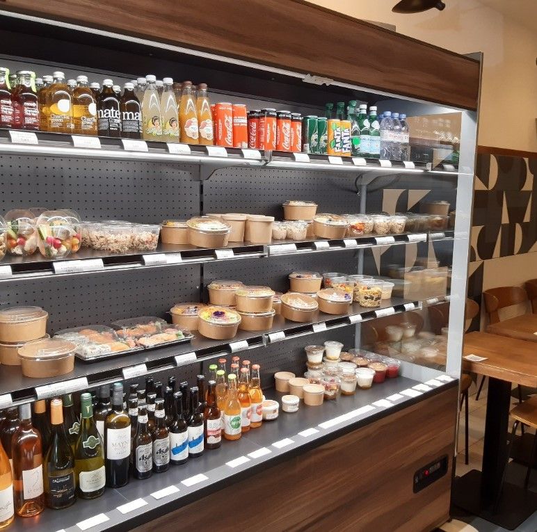 Murale réfrigérée libre-service garnie de plats traiteur, de salades et de boissons