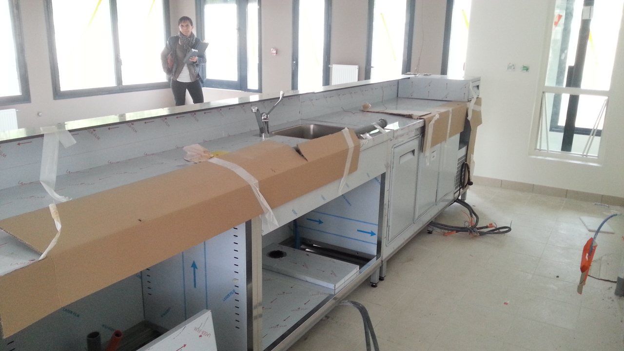 Pose d’un arrière-bar réfrigéré inox sur chantier, La Table d’Abigny