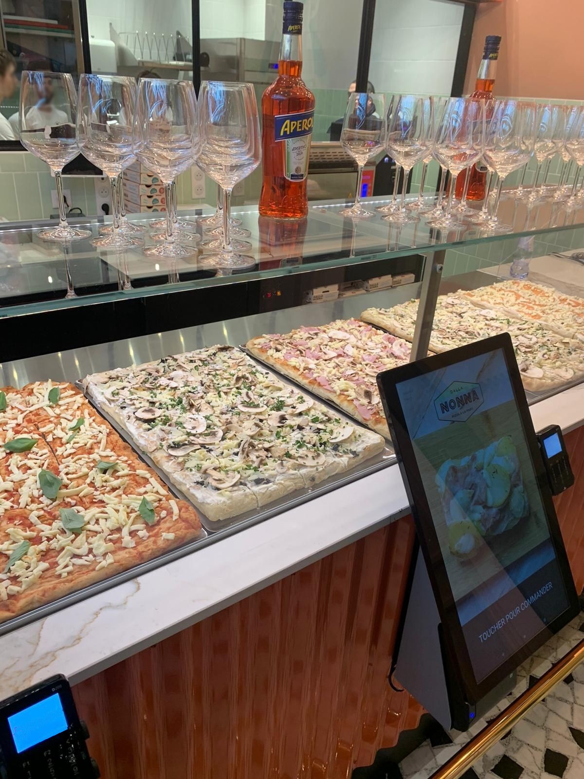 Présentoir de pizza al taglio avec plaques romaines sous vitrage et borne de commande