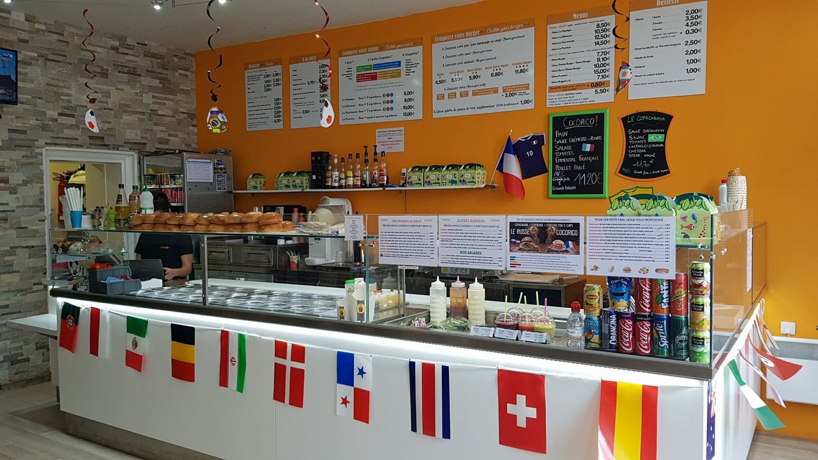Comptoir de restaurant de burgers avec meuble à toppings réfrigéré à Neuvic