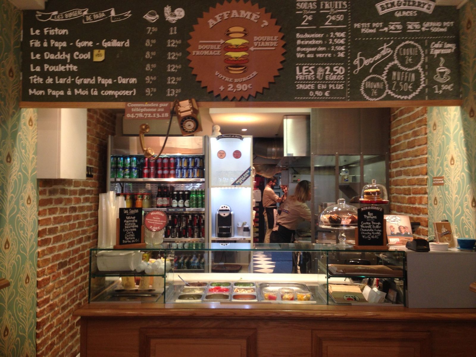 Comptoir de restaurant de burgers avec vitrine à garnitures et menu ardoise
