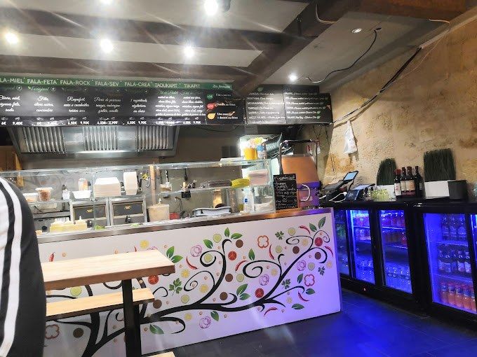 Restaurant de falafels Falapit à Bordeaux : comptoir décoré et murale à boissons