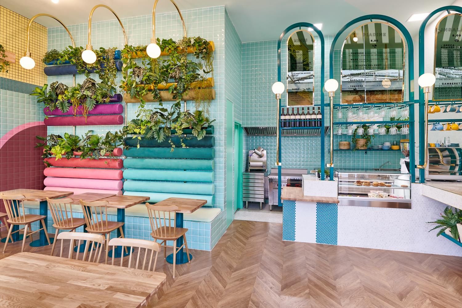 Restaurant de piadine à Lyon Confluence : décor végétal, arches et comptoir carrelé