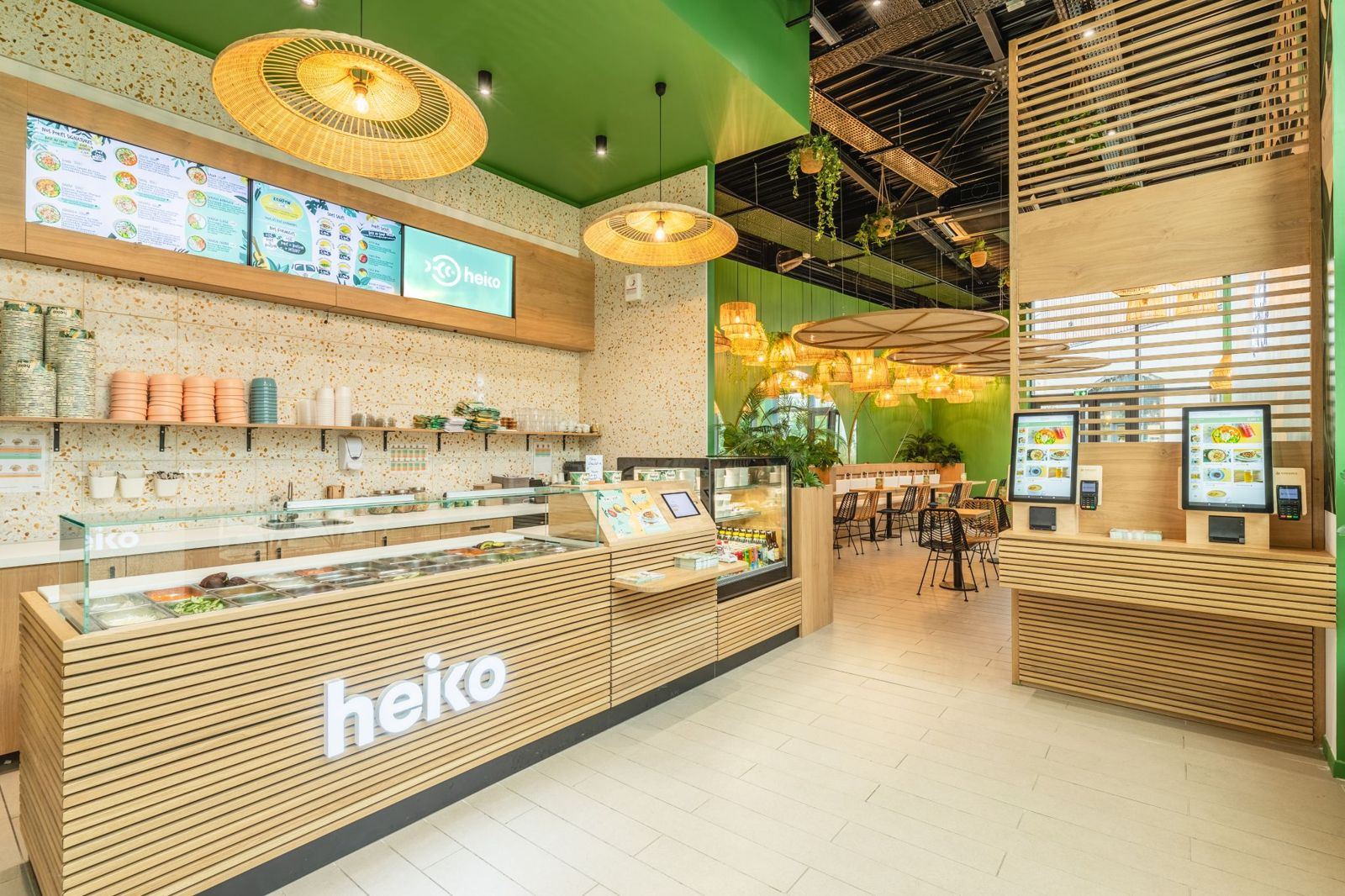 Comptoir de restaurant poké bowl en franchise avec makeline et bornes de commande