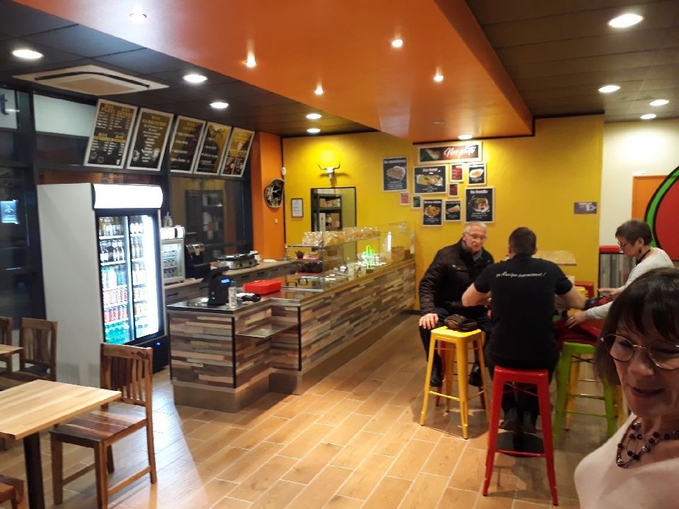 Restaurant tex-mex avec comptoir habillé de bois et vitrine à boissons