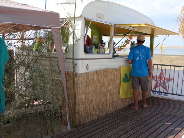 Roulotte de snack aménagée au bord de la plage