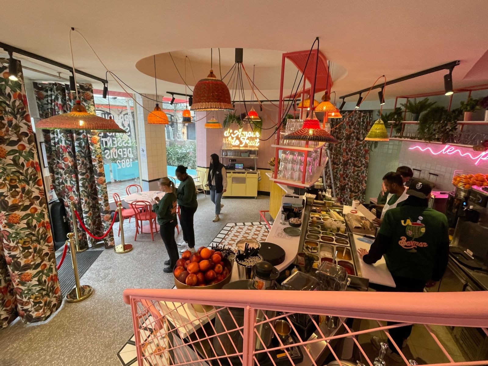 Restaurant de fruits frais et salades : postes de préparation sur mesure