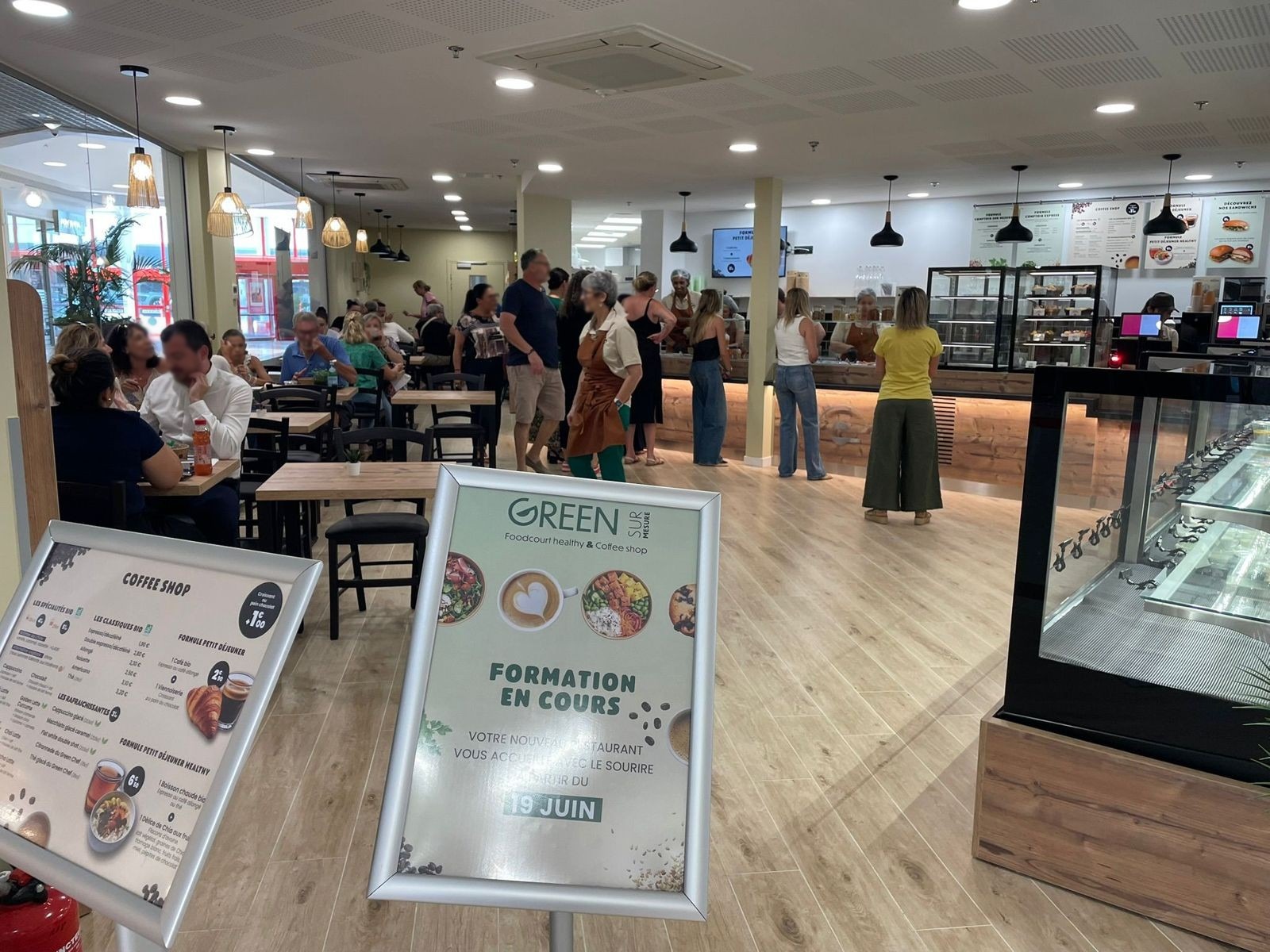 Ouverture d'un salad bar Green Sur Mesure à Béziers : file d'attente devant le comptoir
