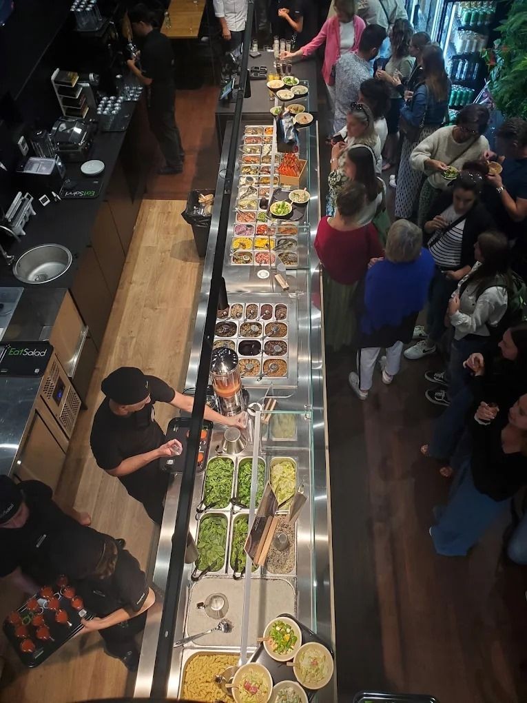 Agencement de salad bar : salad bar sur mesure en franchise : comptoir réfrigéré libre-service avec bacs GN, vue en plongée