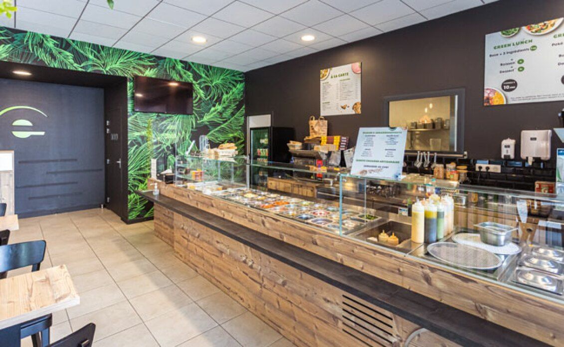 Salad bar de la franchise Green Sur Mesure : comptoir bois sur mesure et bacs réfrigérés