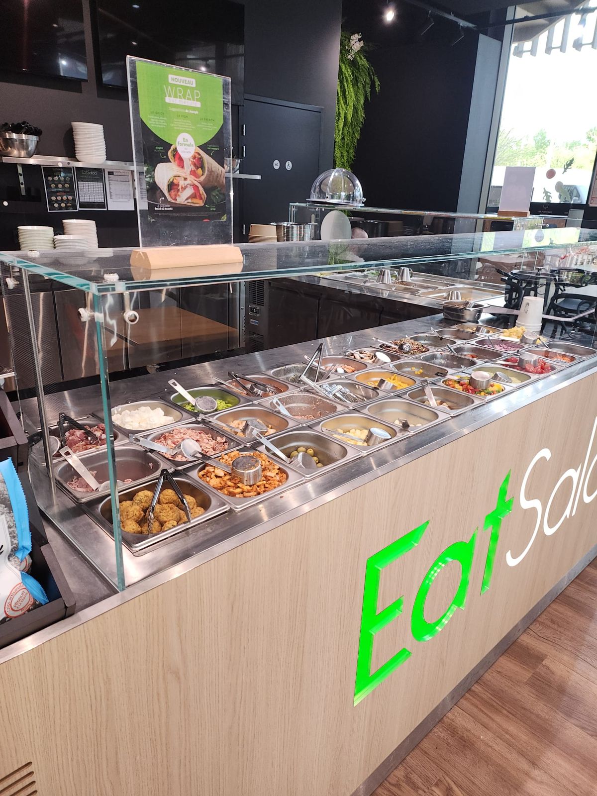 Salad bar en franchise à Bordeaux Lac : comptoir vitré et bacs d'ingrédients