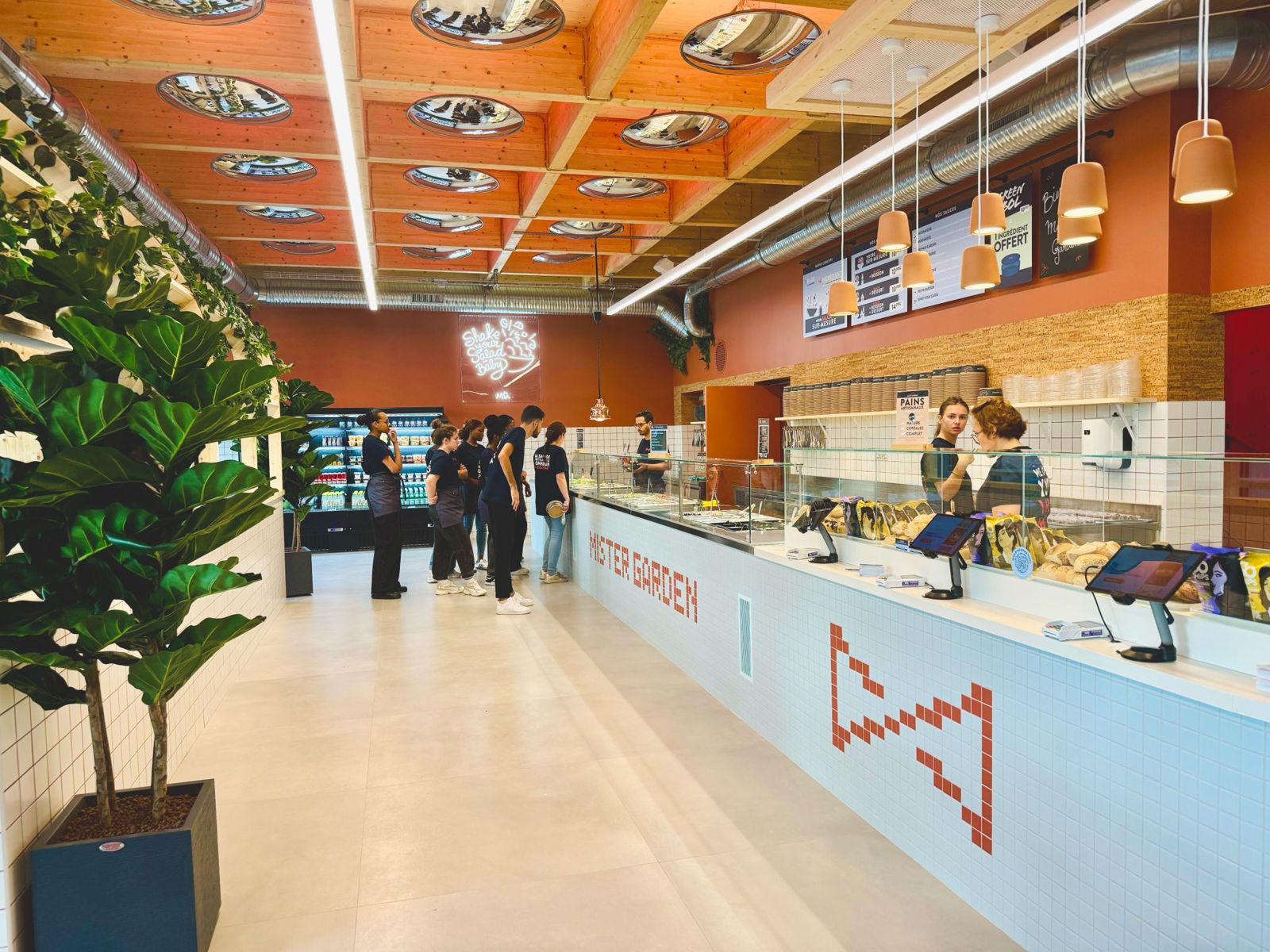 Salad bar de grande longueur dans un restaurant parisien