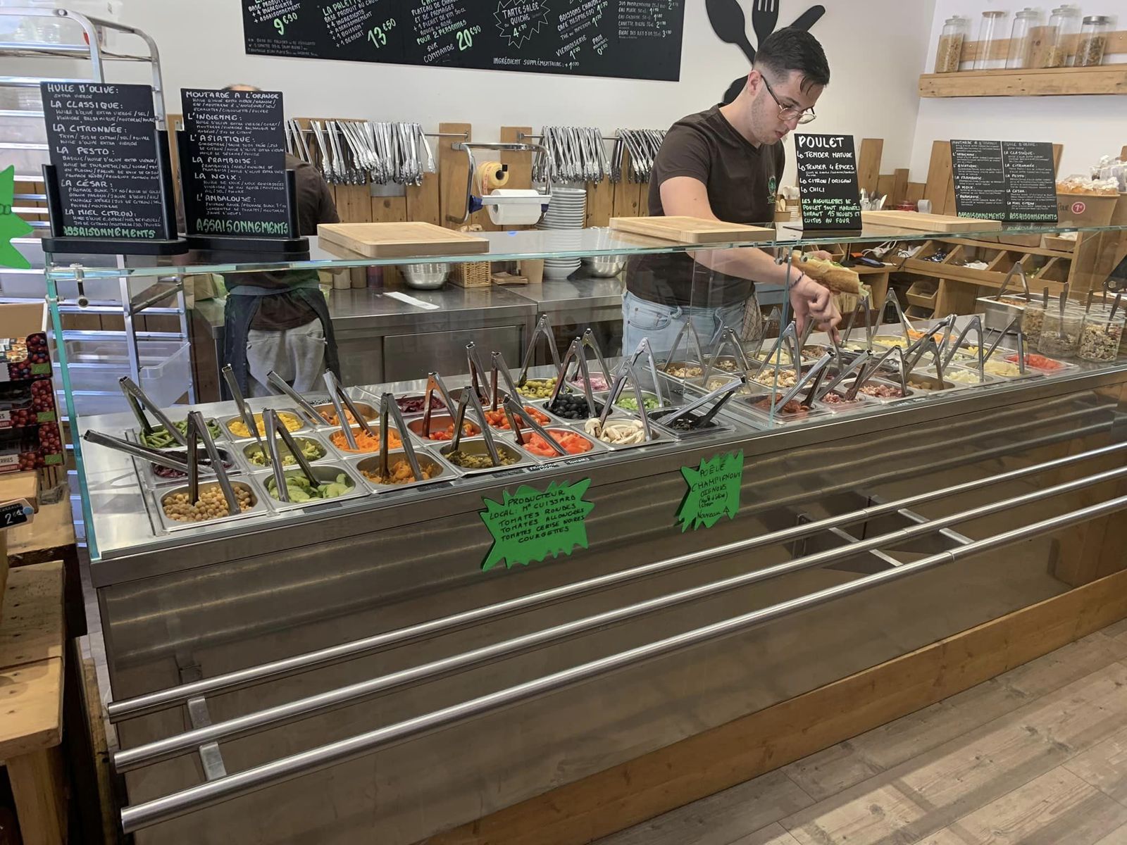 Saladette réfrigérée en inox avec barre de protection et bacs d'ingrédients