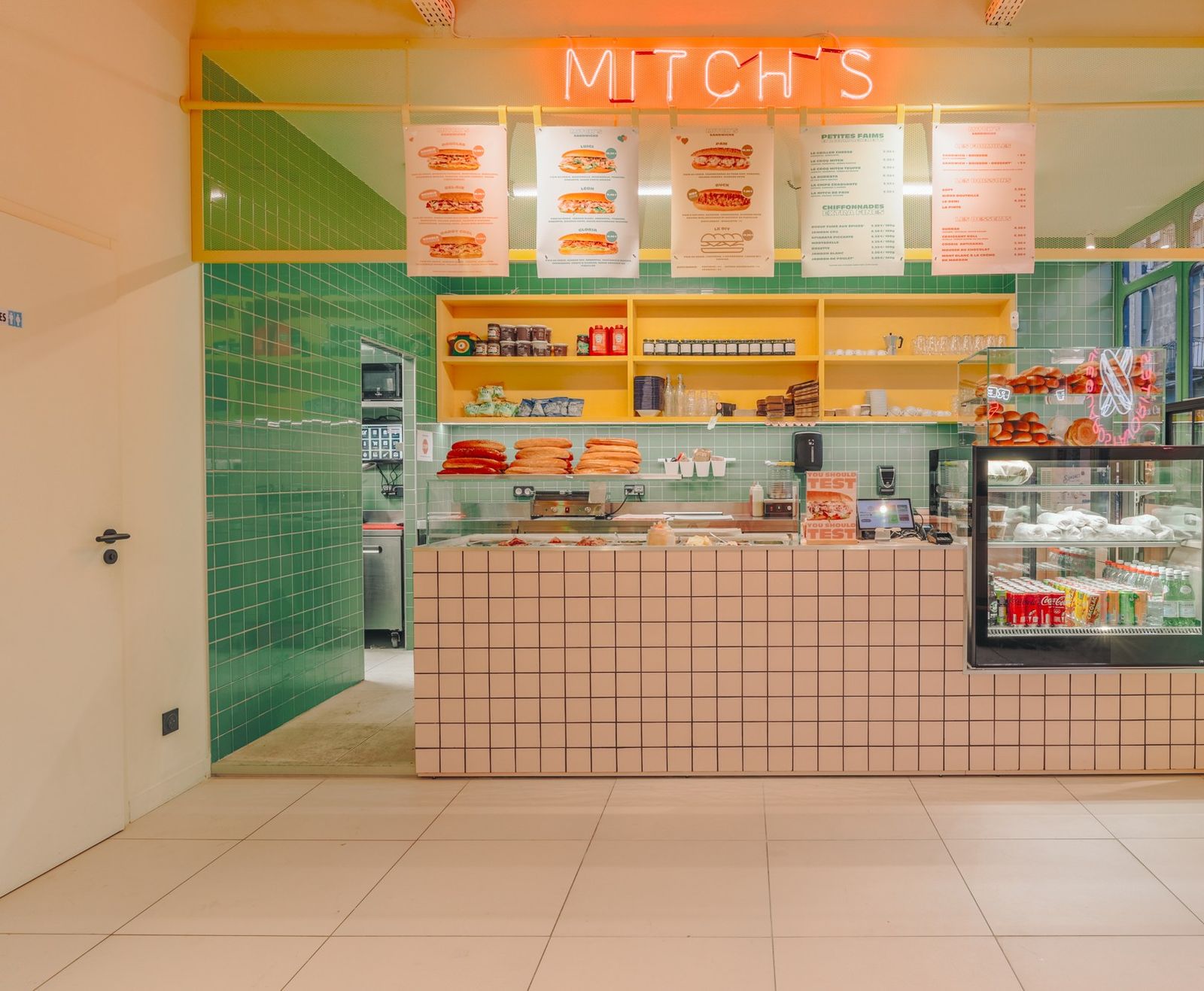 Comptoir carrelé de la sandwicherie Mitch’s à Bordeaux avec vitrine réfrigérée